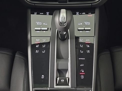 Certified 2026 Porsche Macan AWD/4WD image 23
