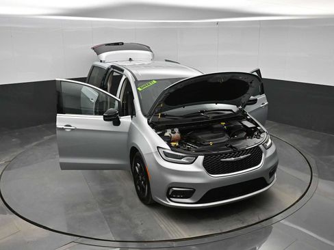 Used 2024 Chrysler Pacifica Touring-L image 39