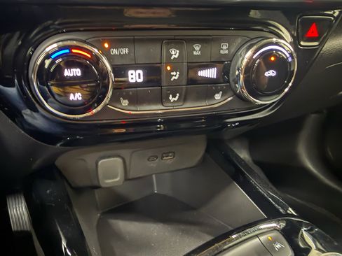 Certified 2025 Chevrolet Trax LT w/ LT Convenience Package FWD image 34