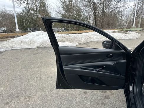 Used 2025 Hyundai Elantra SEL image 25