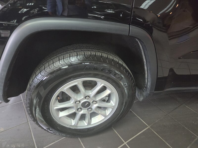 Used 2018 Jeep Grand Cherokee Laredo AWD/4WD image 45