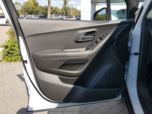 Used 2018 Chevrolet Trax LT w/ LT Convenience Package image 22