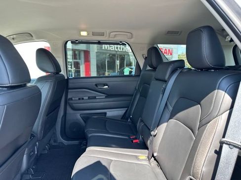 Used 2023 Nissan Pathfinder SL AWD/4WD image 18