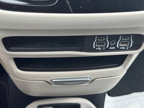 Certified 2024 Chrysler Pacifica Touring-L FWD image 35