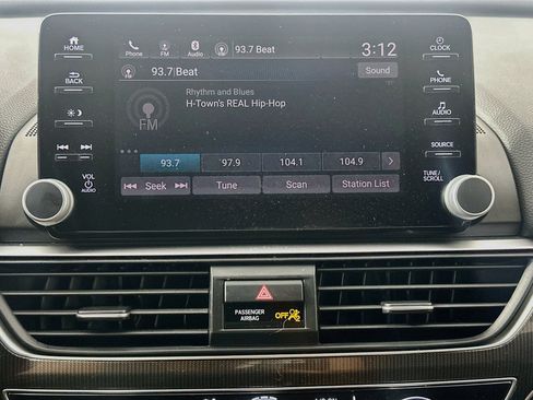 Used 2018 Honda Accord Sport image 19