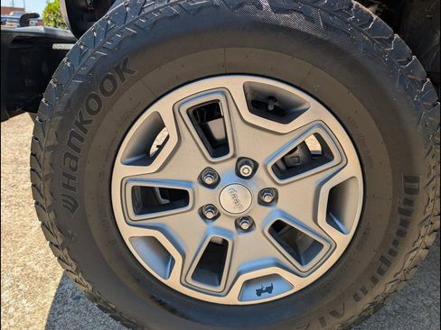 Used 2016 Jeep Wrangler Unlimited Rubicon w/ Connectivity Group AWD/4WD image 25