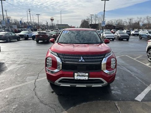Used 2023 Mitsubishi Outlander SE image 2