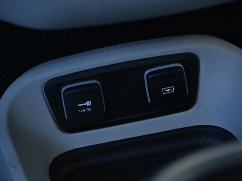 Used 2021 Chrysler Pacifica Touring-L image 21