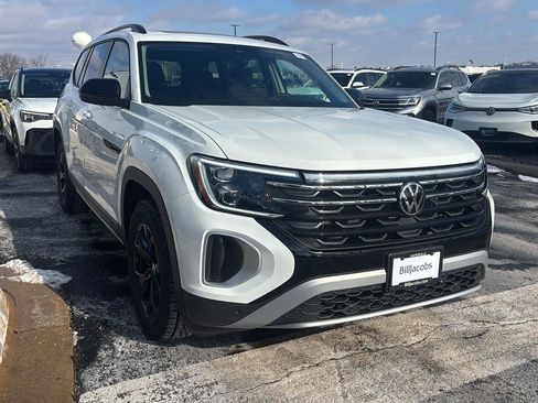 Used 2025 Volkswagen Atlas Peak Edition SE image 4