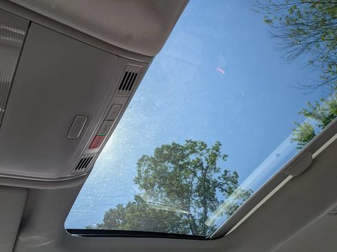 Used 2023 Volkswagen Jetta SE w/ Panoramic Sunroof Package FWD image 27