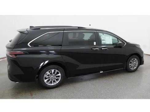 New 2026 Toyota Sienna XLE image 10