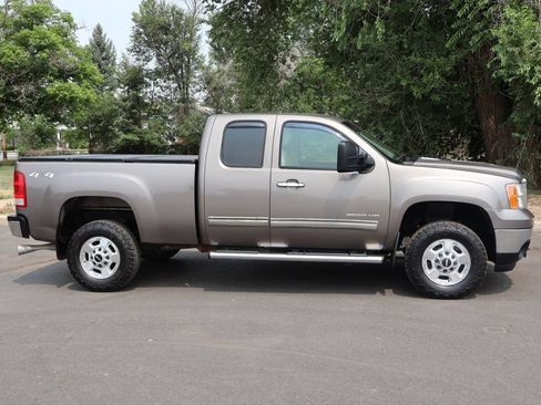 Used 2011 GMC Sierra 2500 SLE w/ SLE Preferred Package AWD/4WD image 3