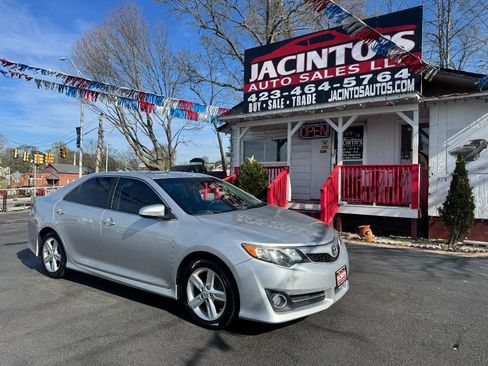 Used 2014 Toyota Camry SE w/ Moonroof Package image 2