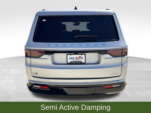 Used 2024 Jeep Wagoneer L Series III w/ Flexible Seating Group AWD/4WD image 8