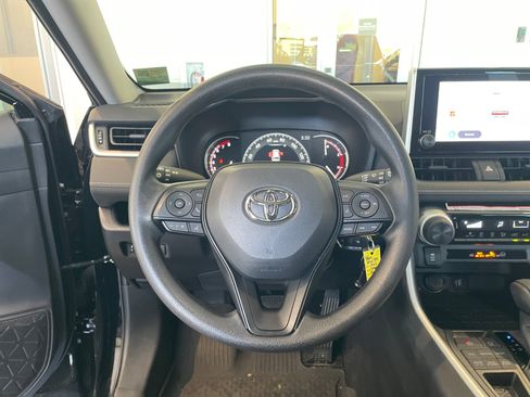 Used 2025 Toyota RAV4 LE AWD/4WD image 9
