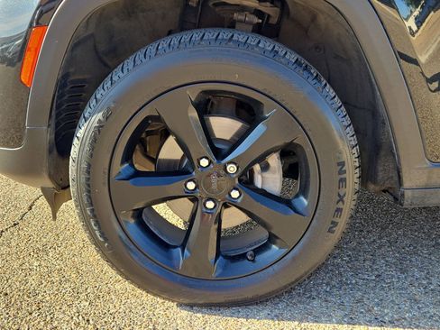 Used 2023 Jeep Grand Cherokee Altitude image 11