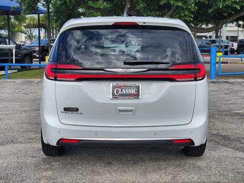 Used 2025 Chrysler Pacifica Select FWD image 6