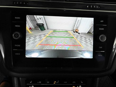 Certified 2022 Volkswagen Tiguan SE w/ Panoramic Sunroof Package AWD/4WD image 5
