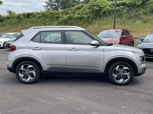 Used 2024 Hyundai Venue SEL FWD image 2