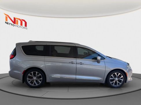 Used 2017 Chrysler Pacifica Limited w/ Advanced Safetytec Group FWD image 6