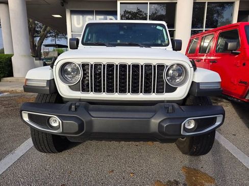Used 2025 Jeep Wrangler Unlimited Sahara AWD/4WD image 2