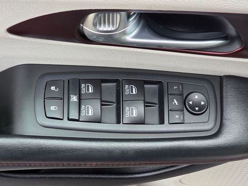 Used 2020 Chrysler Pacifica Limited image 13