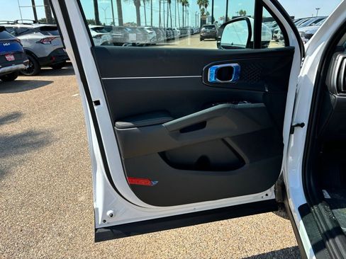 New 2025 Kia Sorento S image 13