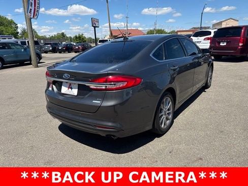 Used 2017 Ford Fusion SE w/ Fusion SE Technology Package FWD image 3