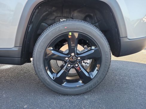 New 2025 Jeep Grand Cherokee Altitude image 9