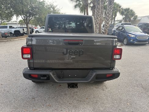 Used 2022 Jeep Gladiator Sport AWD/4WD image 6