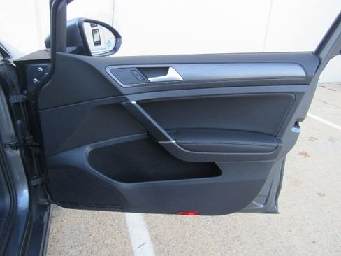 Used 2019 Volkswagen Golf SE image 18