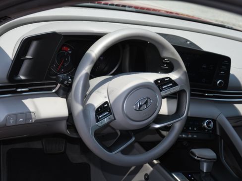Used 2022 Hyundai Elantra SEL FWD image 8