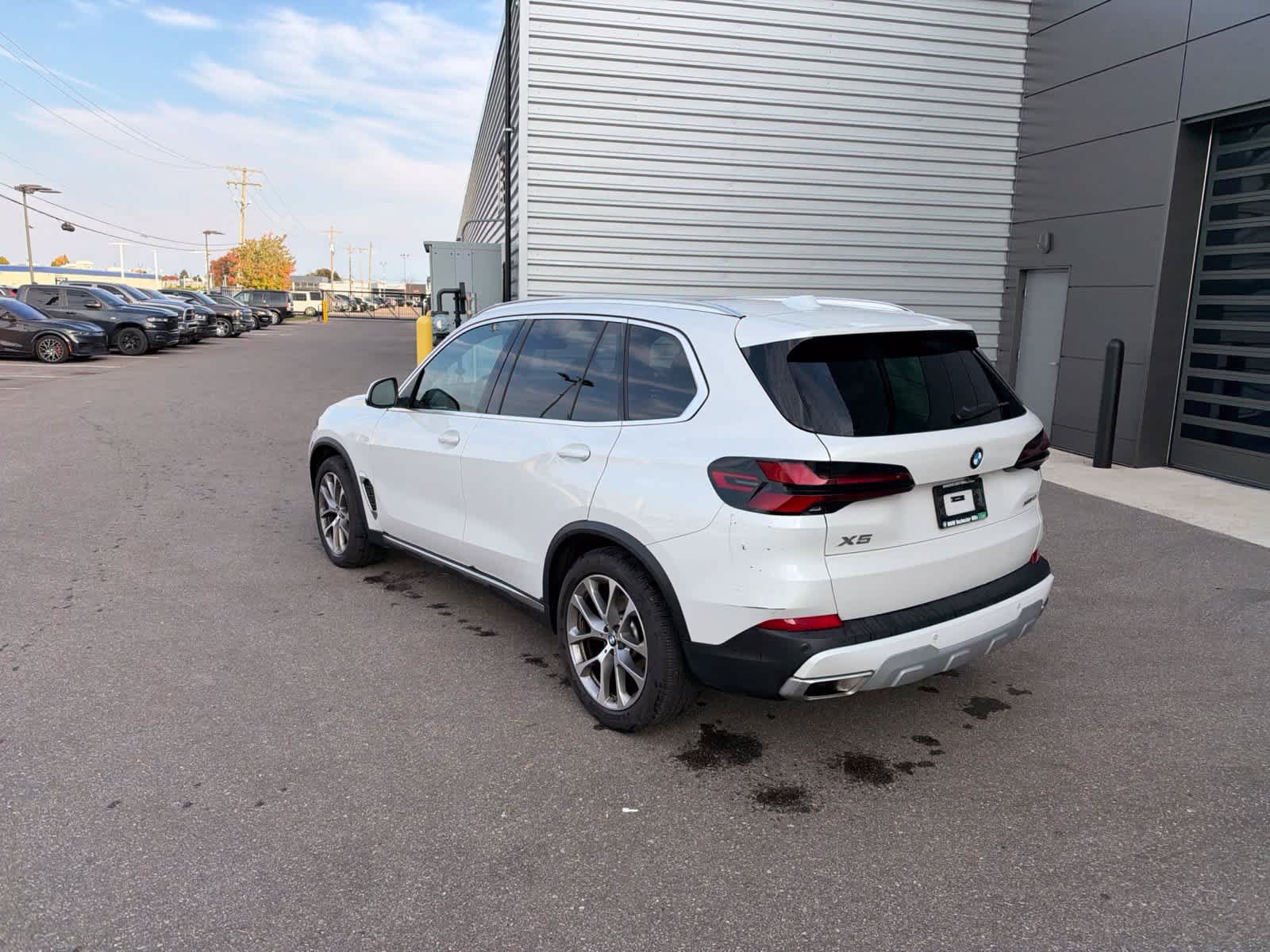 Used 2024 BMW X5 xDrive40i w/ Premium Package AWD/4WD image 3