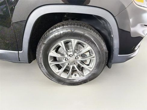Used 2019 Jeep Cherokee Latitude Plus w/ Comfort/Convenience Group AWD/4WD image 35