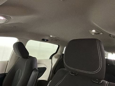 Used 2022 Chrysler Voyager LX FWD image 12