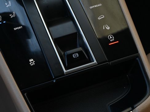 Used 2024 Porsche Macan AWD/4WD image 21
