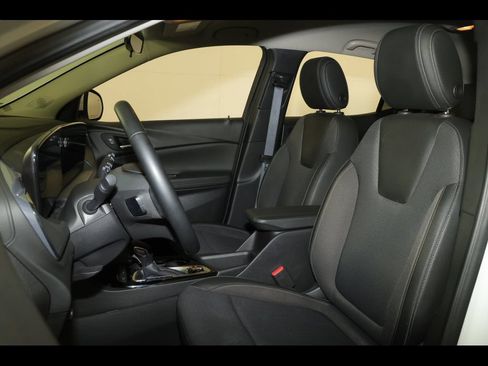 Used 2025 Buick Encore GX Preferred FWD image 12