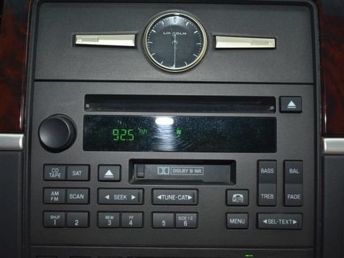 Used 2008 Lincoln Town Car Executive RWD image 26