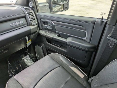New 2026 RAM 2500 Laramie AWD/4WD image 17