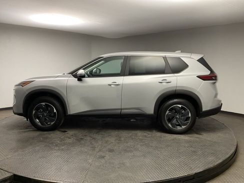 Used 2024 Nissan Rogue SV image 4