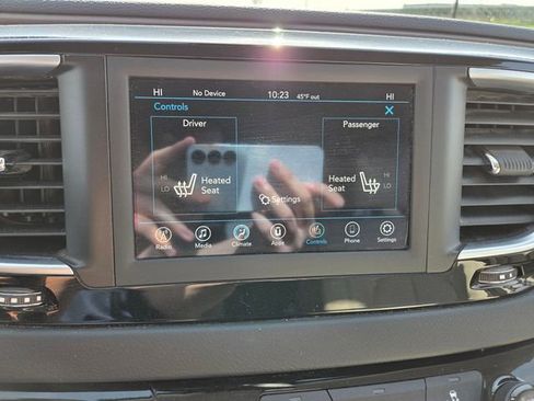 Used 2018 Chrysler Pacifica Touring-L FWD image 32