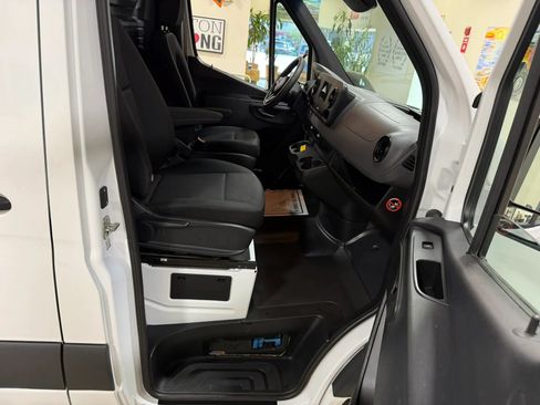 Used 2020 Mercedes-Benz Sprinter 2500 image 25