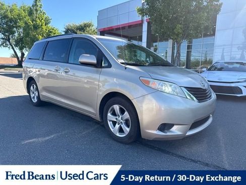 Used 2014 Toyota Sienna LE FWD image 2