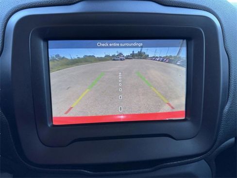 Used 2018 Jeep Renegade Latitude w/ Popular Equipment Group image 18