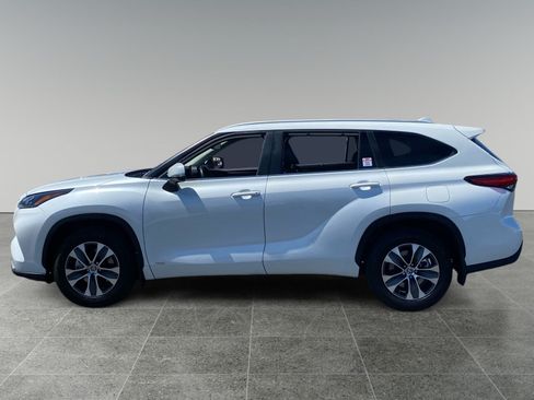 Used 2023 Toyota Highlander XLE AWD/4WD image 2