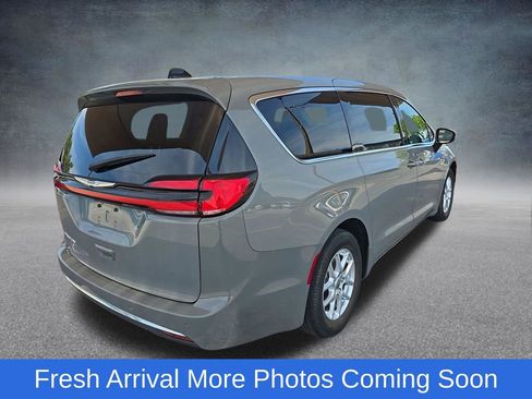 Used 2023 Chrysler Pacifica Touring-L FWD image 4