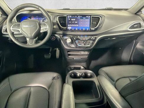 Used 2025 Chrysler Pacifica Select FWD image 21