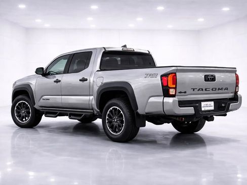 Used 2024 Toyota Tacoma TRD Off-Road image 3