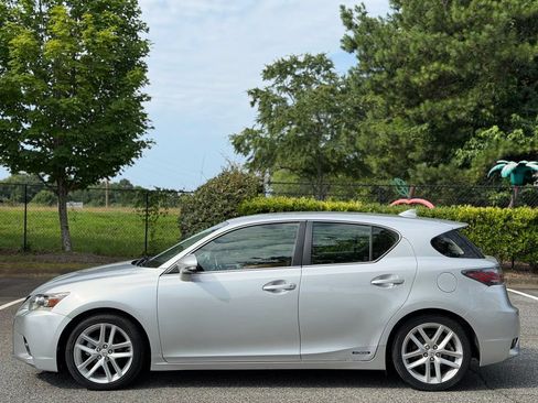 Used 2016 Lexus CT 200h w/ Seat Comfort Package FWD image 2