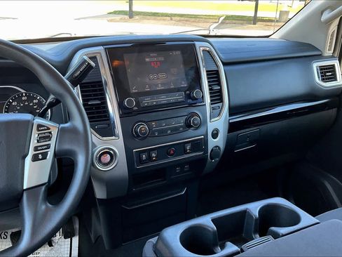 Used 2021 Nissan Titan SV image 7